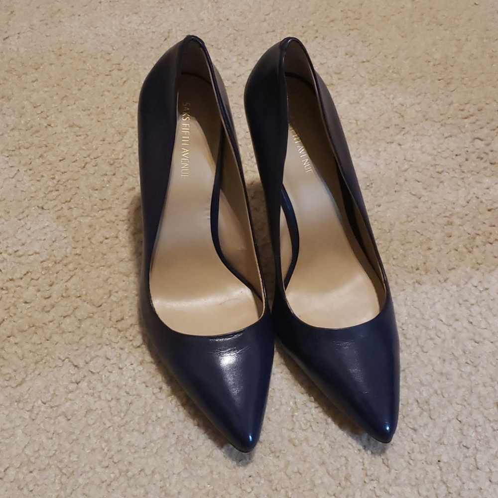 Saks Fifth Avenue Pump W6